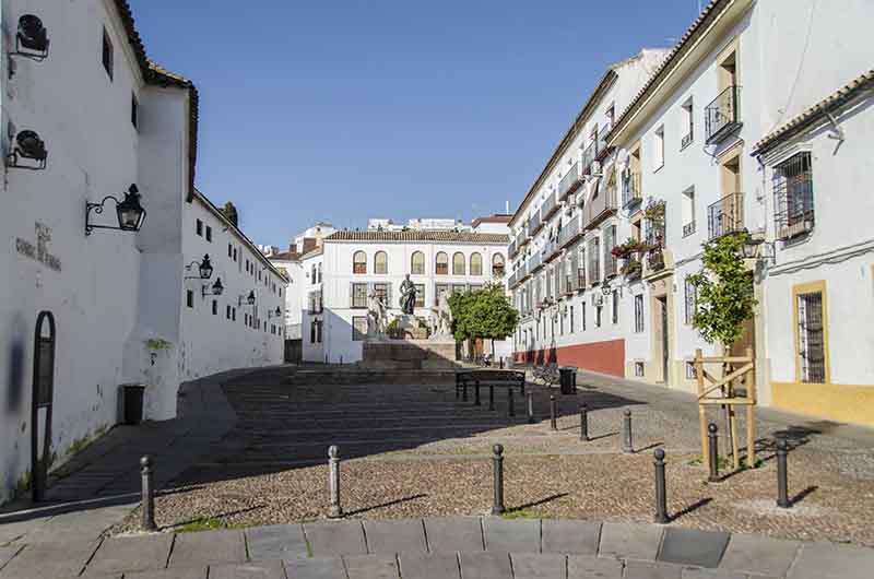 Córdoba 217 - plaza Conde de Priego y monumento a Manolete.jpg
